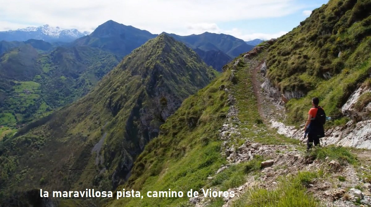 camino y el pico Pondio al fondo